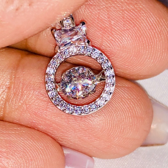 Mesmerizing dancing diamond pendant with chain, VVS Swarovski Crystal necklace, - Picture 3 of 4